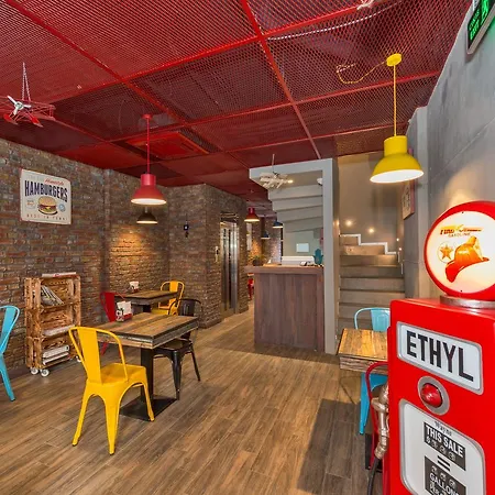 Taksim Nis - Istiklal Street